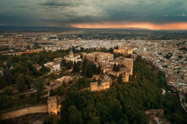 Granada, İspanya 'daki tarihi binalarla Alhambra hava manzarası.