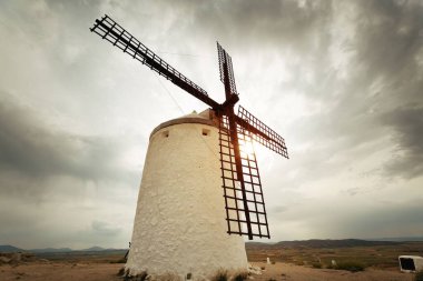 İspanya 'da Toledo yakınlarındaki Consuegra' da yel değirmeni yakın çekim görüntüsü