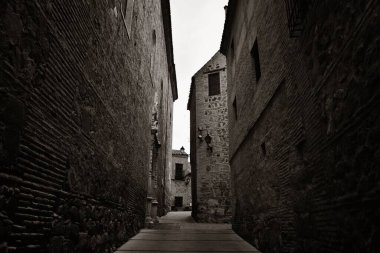 İspanya 'da tarihi binalarla Toledo sokağı manzarası.