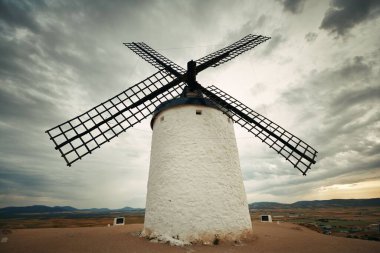 İspanya 'da Toledo yakınlarında Consuegra' da yel değirmeni