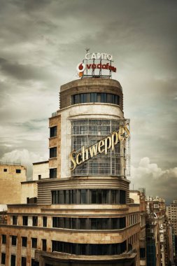 Şehir binalarının ve Torre Glories 'in hava manzarası.. 