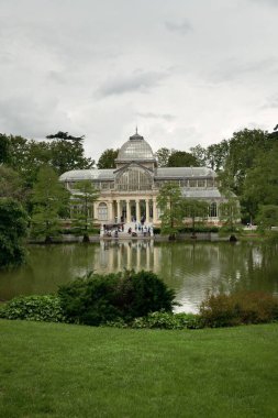 Madrid, İspanya 'daki El Retiro Parkı' ndaki Kristal Saray veya Palacio de Cristalis.