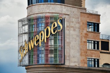 Şehir binalarının ve Torre Glories 'in hava manzarası.. 