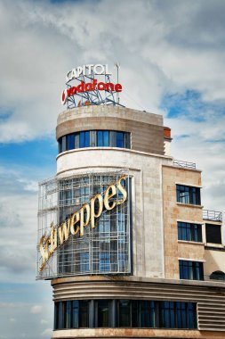 Şehir binalarının ve Torre Glories 'in hava manzarası.. 