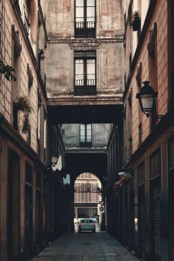 Madrid, İspanya 'da tarihi binalarla dolu küçük bir sokak manzarası..