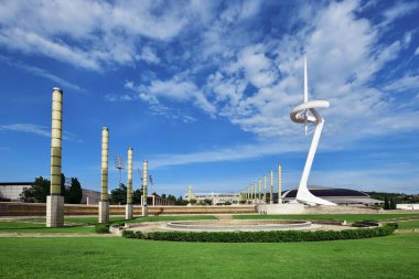 Şehir binalarının ve Torre Glories 'in hava manzarası.. 