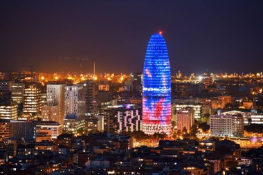 Barselona 'nın gece gökyüzü manzarası Torre Glories ve İspanya' daki şehir binalarıyla.