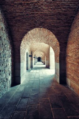 Kemer yapısı olan yürüyüş yolu. Barcelona, İspanya 'daki Castell de Montjuic Kalesi
