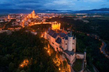 İspanya 'nın en ünlü hava manzarası Segovia' lı Alcazar..