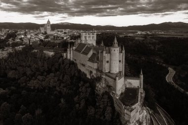 İspanya 'nın ünlü hava manzarası olarak Segovia' lı Alcazar.