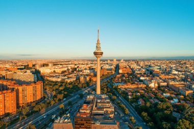 Şehir binalarının ve Torre Glories 'in hava manzarası.. 