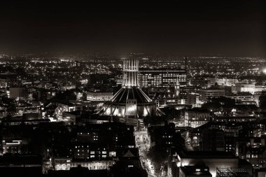 İngiltere 'de İngiltere' deki binalarla Liverpool 'un gökyüzü çatısı gece görüşü