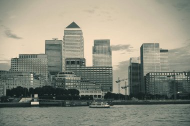 Londra 'daki Canary Wharf iş bölgesi siyah ve beyaz. 