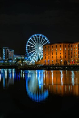 LiVERPOOL, İngiltere - 23 Şubat 2020: Liverpool Çarkıfeleği, Albert Rıhtımı 'nda gece vakti ünlü turizm merkezi. 