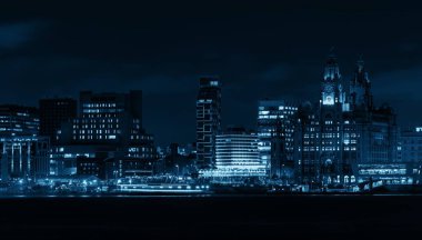 İngiltere 'de İngiltere' deki binalarla geceleyin Liverpool gökdelenli şehir manzarası