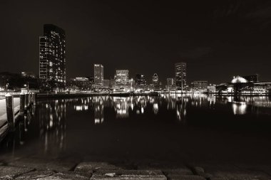 Baltimore şehir binalarıyla iç liman manzarası.