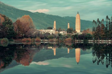 Dali 'nin eski kasabasında güneş doğarken göl yansıması olan antik bir tapınak, Yunnan, Çin.