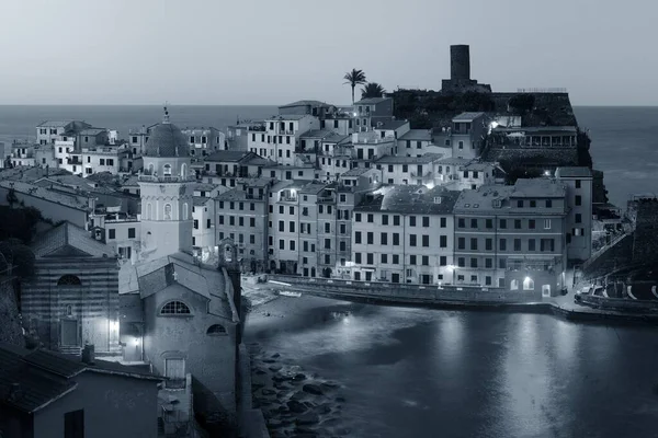 Gece Vernazza Cinque Terre Talya Kayalıklarda Binalar Vardı — Stok fotoğraf