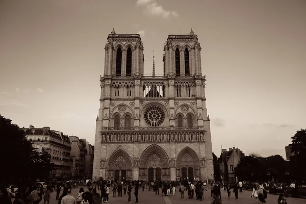 フランス 5月13 パリのノートルダム大聖堂2015年5月13日にパリで日没の観光客と 人口2Mのパリはフランスの首都で最も人口の多い都市です — ストック写真