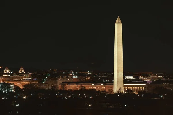 ワシントンDcの夜のランドマークとしてのワシントン記念碑 — ストック写真