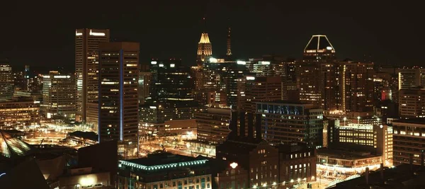 Baltimore Innenhafen Bezirk Dachterrasse Bei Nacht Mit Städtischen Gebäuden — Stockfoto