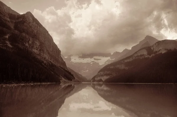 Banff Ulusal Parkı Nda Gün Doğumunda Kanada Dağlar Ormanlarla Birlikte — Stok fotoğraf