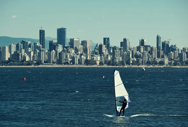 Homme Naviguant Avec Vancouver Skyline Centre Ville Avec Des Montagnes — Photo