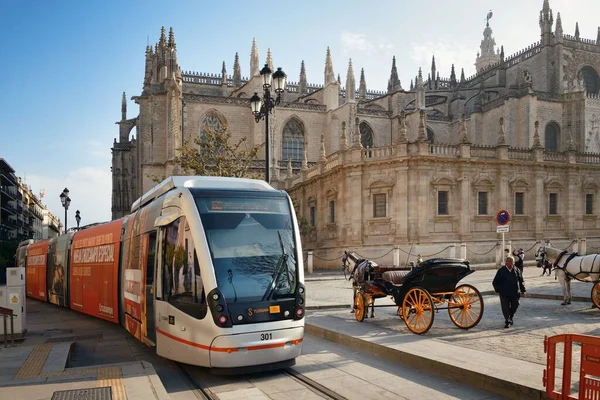 Seville Spanje Mei 2019 Sevilla Straatbeeld Met Kathedraal Trein Spanje — Stockfoto