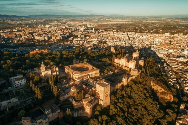 西班牙格拉纳达日出时的Alhambra空中景观及历史建筑 — 图库照片