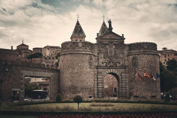Porta Dobradiça Cidade Toledo Com Edifícios Históricos Espanha — Fotografia de Stock