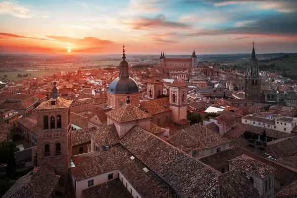 Spanya Gün Batımında Tarihi Binalarla Toledo Şehrinin Gökyüzü Manzarası — Stok fotoğraf