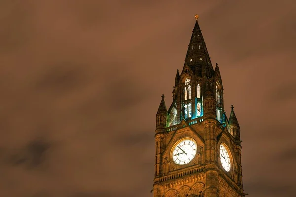 マンチェスター タウンシップ タウンホール クロック タワー英国のクローズアップ ビュー — ストック写真