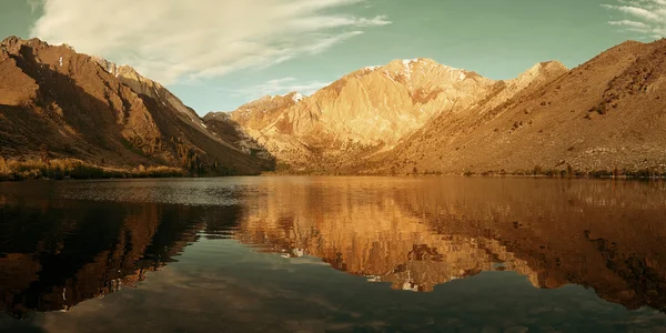 Snow Mountain lake — Stock Photo, Image