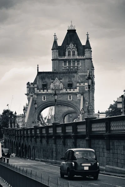Tower Bridge closeup with vintage taxi — Stock Photo, Image
