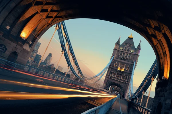 Tower Bridge traffico mattutino — Foto Stock