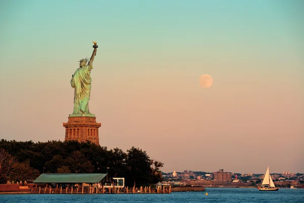 Estatua de la libertad y la luna —  Fotos de Stock