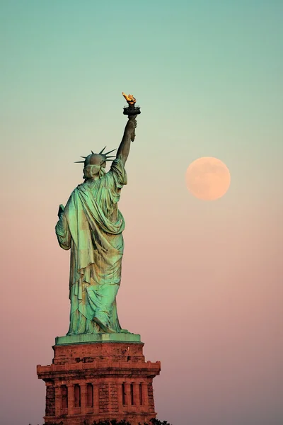 Staty av liberty och månen — Stockfoto