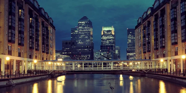 Londra Canary Wharf di notte — Foto Stock