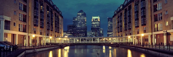 Londra Canary Wharf di notte — Foto Stock