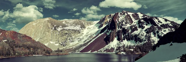 Kar dağ gölü — Stok fotoğraf