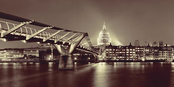 Ponte do milénio e st pauls — Fotografia de Stock