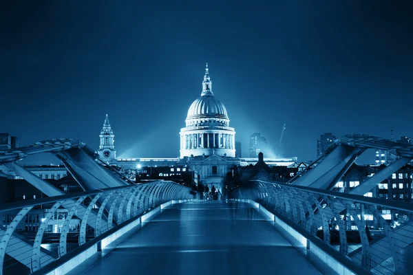 Millennium bridge och st pauls — Stockfoto