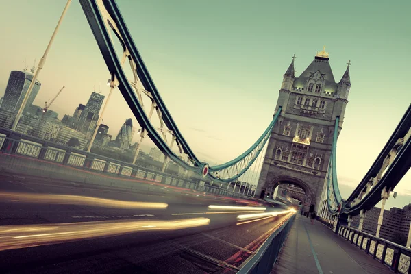 Tower Bridge sabah trafik — Stok fotoğraf