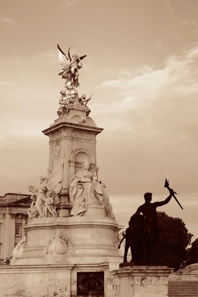 Buckingham Palast und Statue — Stockfoto