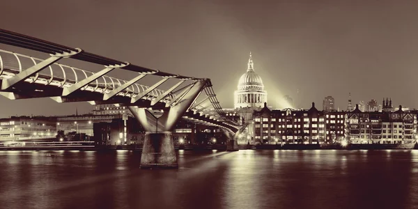 Millenniumsbrücke und St. Pauls — Stockfoto