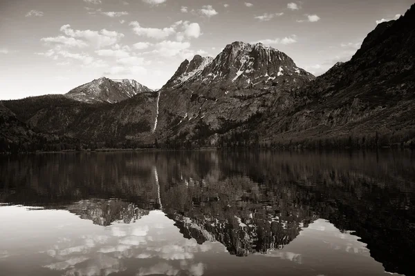 Neve Lago di montagna — Foto Stock