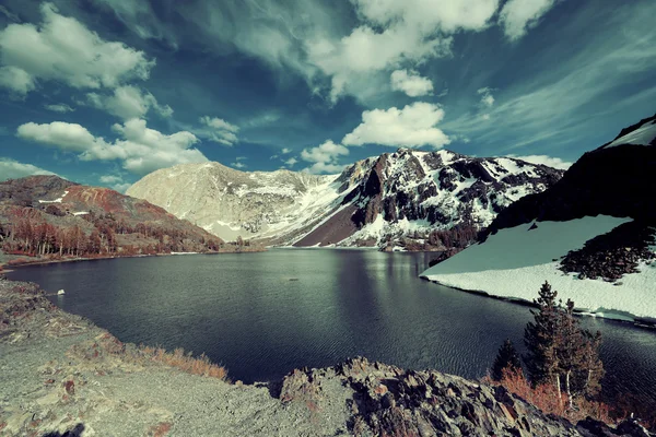 Lago montanha de neve — Fotografia de Stock