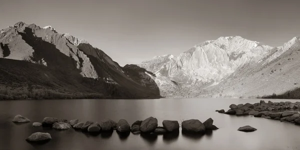 Sneeuw bergmeer — Stockfoto