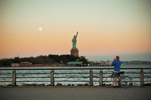 Estatua de la libertad y la luna — Foto de Stock