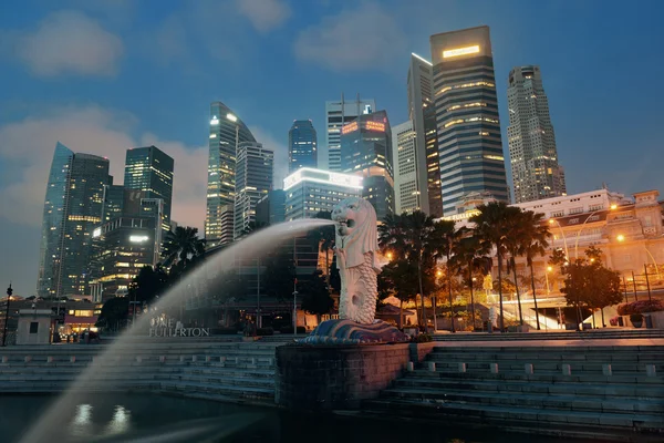 Singapura cidade vista urbana com estátua Merlion — Fotografia de Stock